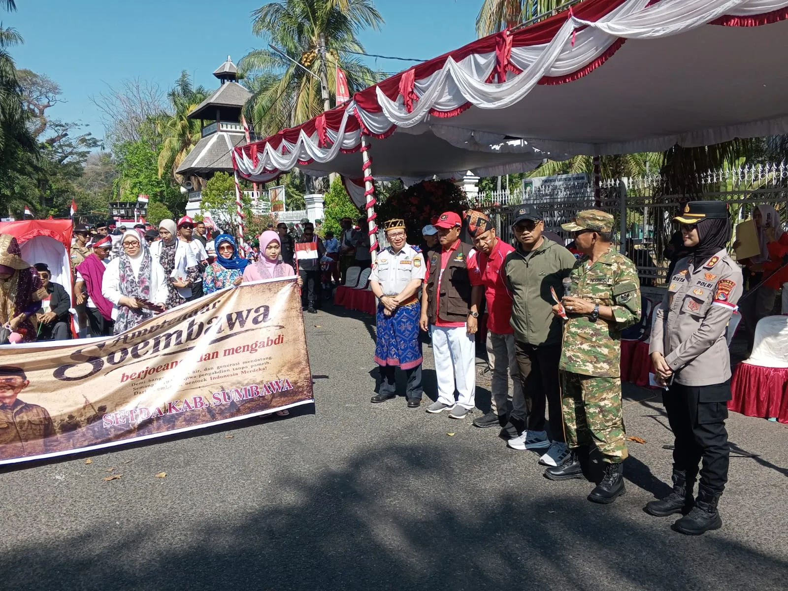 ‎  ‎Dandim dan Forkopimda Sumbawa Sambut Semangat Kemerdekaan Lewat Pawai Alegoris