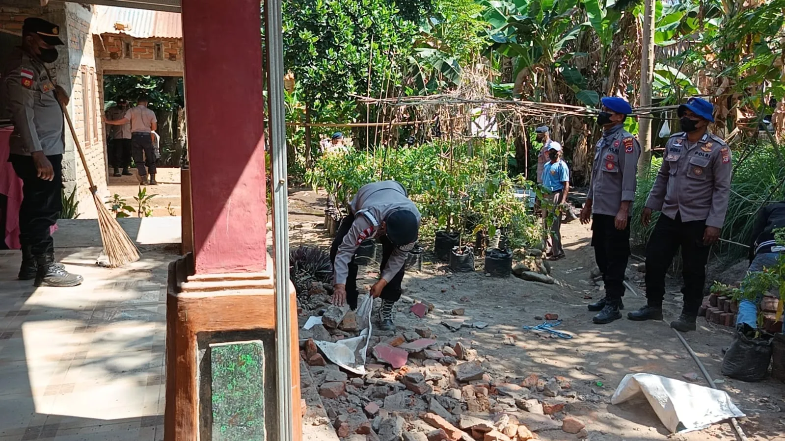Aksi Cepat Personel Polres Ende dan Kompi 3 Batalyon B Satbrimobda Bahu Membahu Bersihkan Puing Rumah Warga Pasca Gempa di Ndona