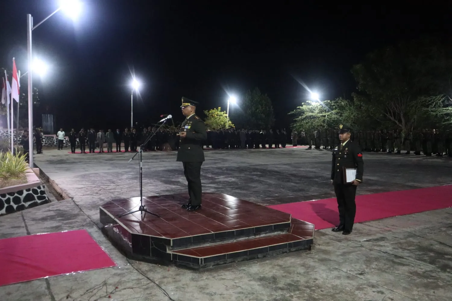 Malam HUT RI ke-81, Dandim Sumbawa Tabur Hormat untuk Pahlawan
