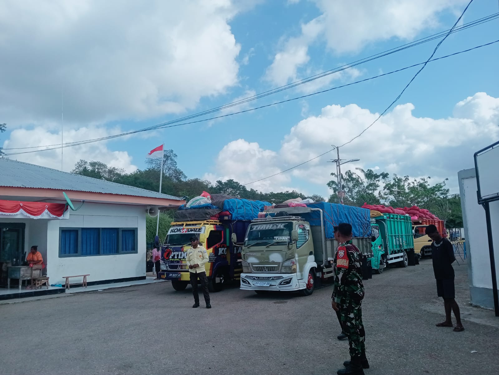 KMP Kalibodri Sandar di Pelabuhan ASDP Pantai Baru, Aktivitas Bongkar Muatan Dipantau