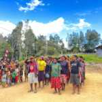 Berbagi Kasih di Beranda Papua, Satgas Yonif 742/SWY Koops TNI Habema Warnai Tumbubur Dengan Merah Putih