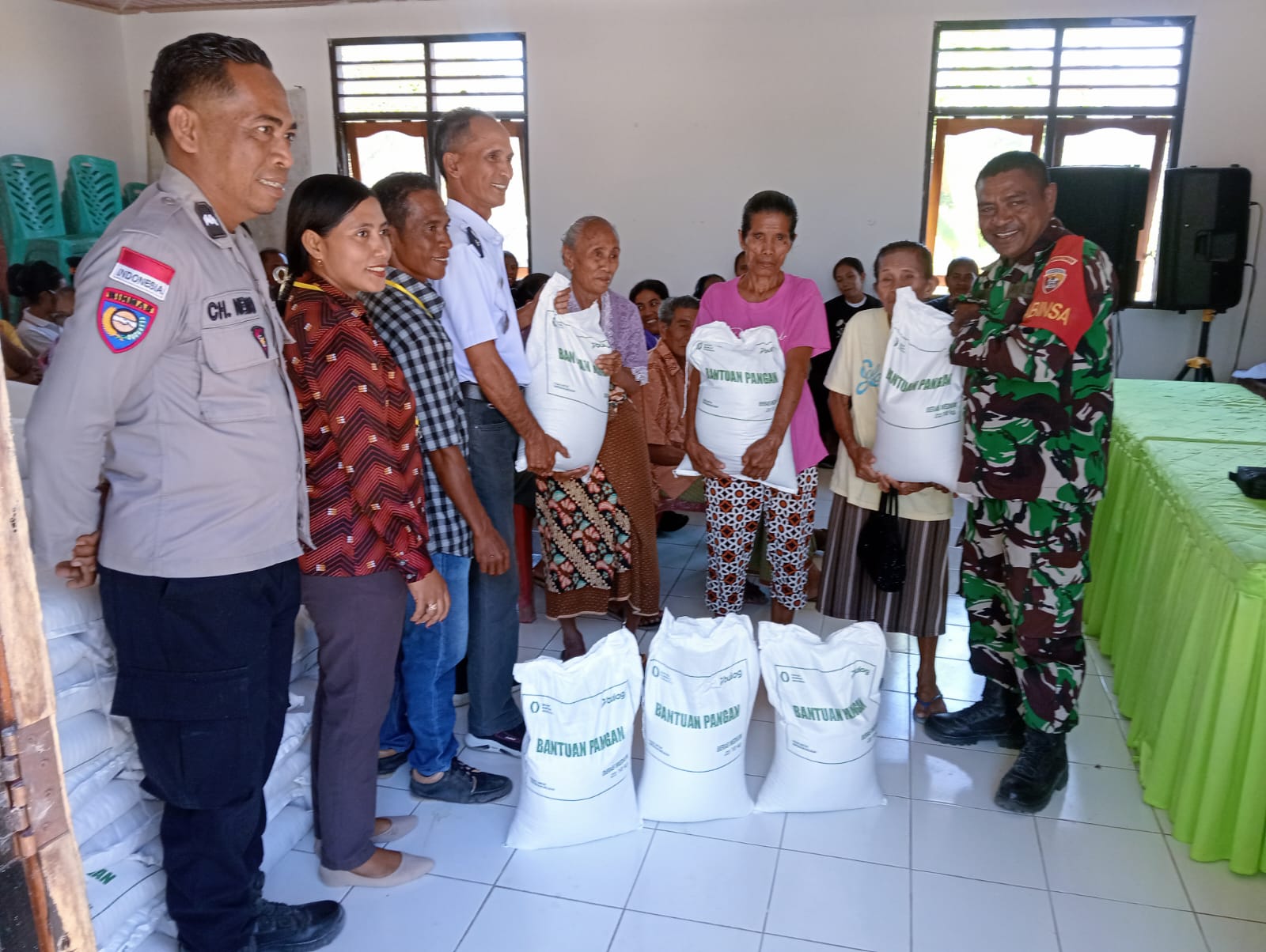Bantuan Pangan Disalurkan, Babinsa Hadir Dampingi Warga