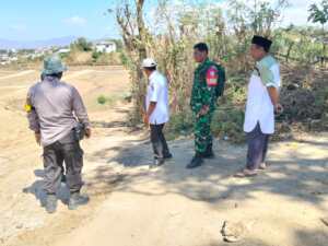 Kodim 1614/Dompu Melalui Babinsa Koramil 1614-01 Dampingi Pengecekan Jalan TPU Bada