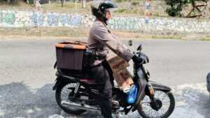 Polri Untuk Masyarakat, Kapolsek Ende Gunakan Sepeda Motor Bantu Warga Terdampak Gempa