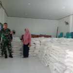 Babinsa Brang Biji Pastikan Bantuan Beras Berjalan Aman dan Tepat Sasaran