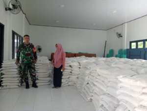 Babinsa Brang Biji Pastikan Bantuan Beras Berjalan Aman dan Tepat Sasaran