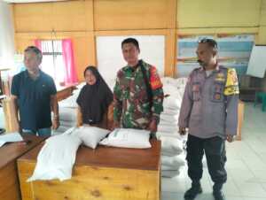 ‎Wujud Kepedulian kepada Warga, Babinsa Dampingi Penyaluran Bantuan Beras di Sebewe
