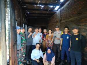 Koramil 1607-07/Lunyuk Sigap Bantu Pemadaman Kebakaran Rumah Warga