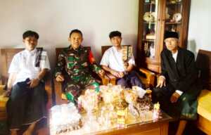 Babinsa Rhee Loka Dorong Warga Peduli Kebersihan dan Keamanan Lingkungan