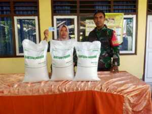 Bantu Ringankan Beban Warga, Babinsa Brang Bara Dampingi Penyaluran Banpang