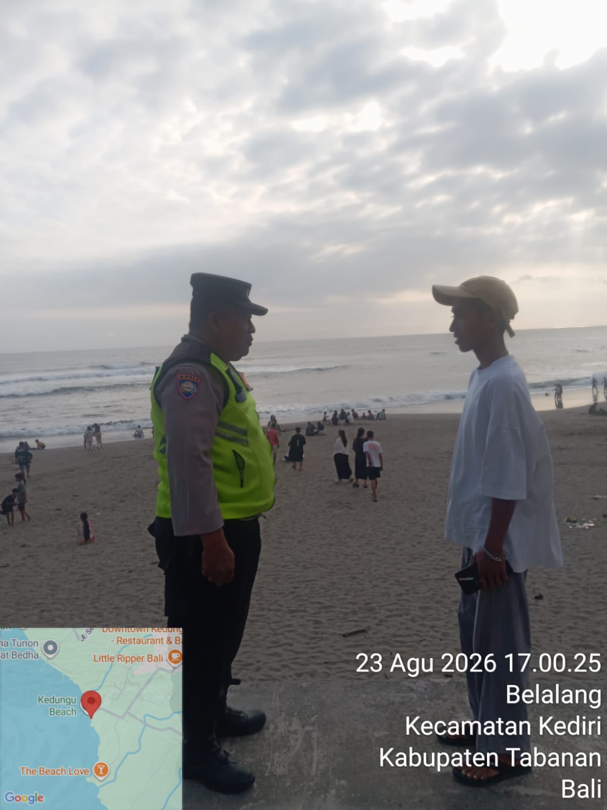 Bhabinkamtibmas Desa Belalang Laksanakan Pengamanan di Pantai Kedungu.
