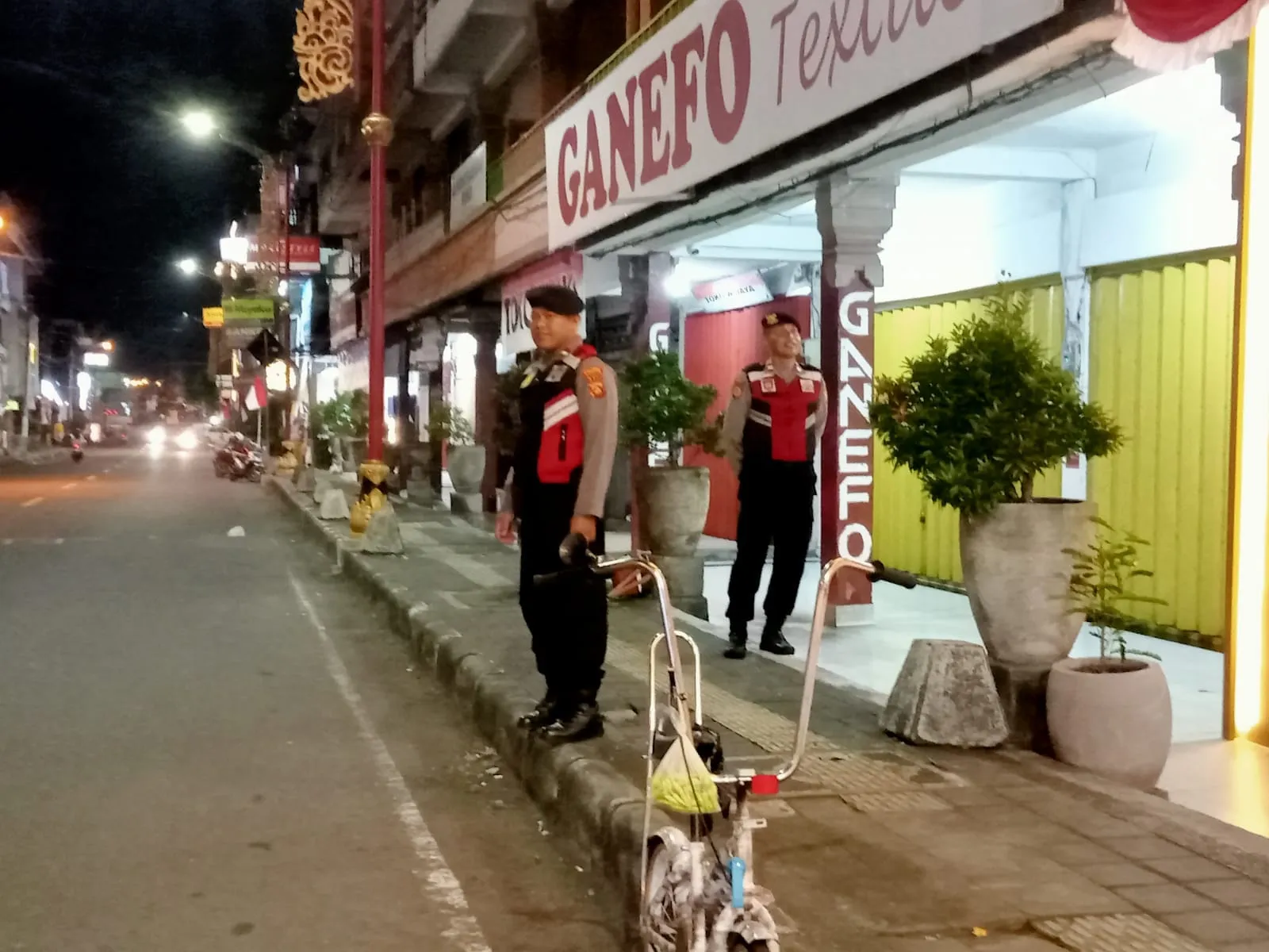 Patroli Malam Polsek Klungkung Sasar Pertokoan, Antisipasi 3C.