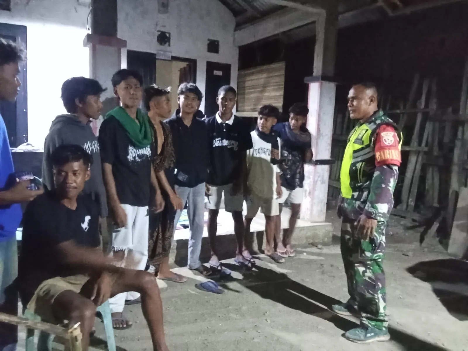 Babinsa Monta Edukasi Pemuda dan Orang Tua Demi Lingkungan yang Aman dan Kondusif