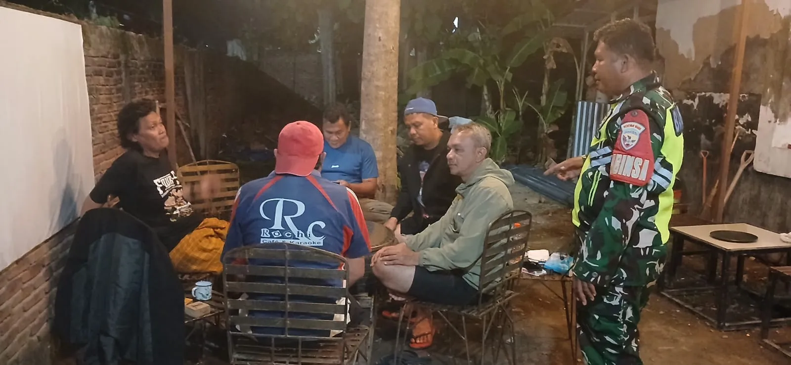 Babinsa Wawo Pererat Sinergi dengan Warga Melalui Patroli dan Ronda Malam