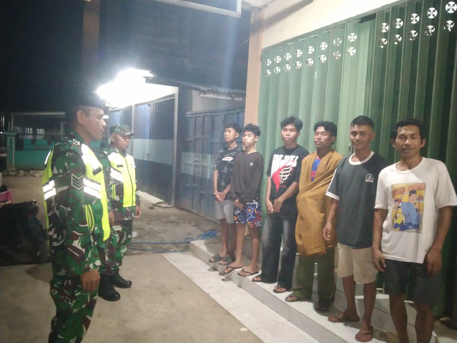 Patroli Siskamling Koramil 1608-03/Sape Cegah Gangguan Keamanan Lingkungan