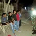 Melalui Patroli dan Kongkow, Babinsa Koramil 1608-04/Woha Bangun Kepedulian Warga