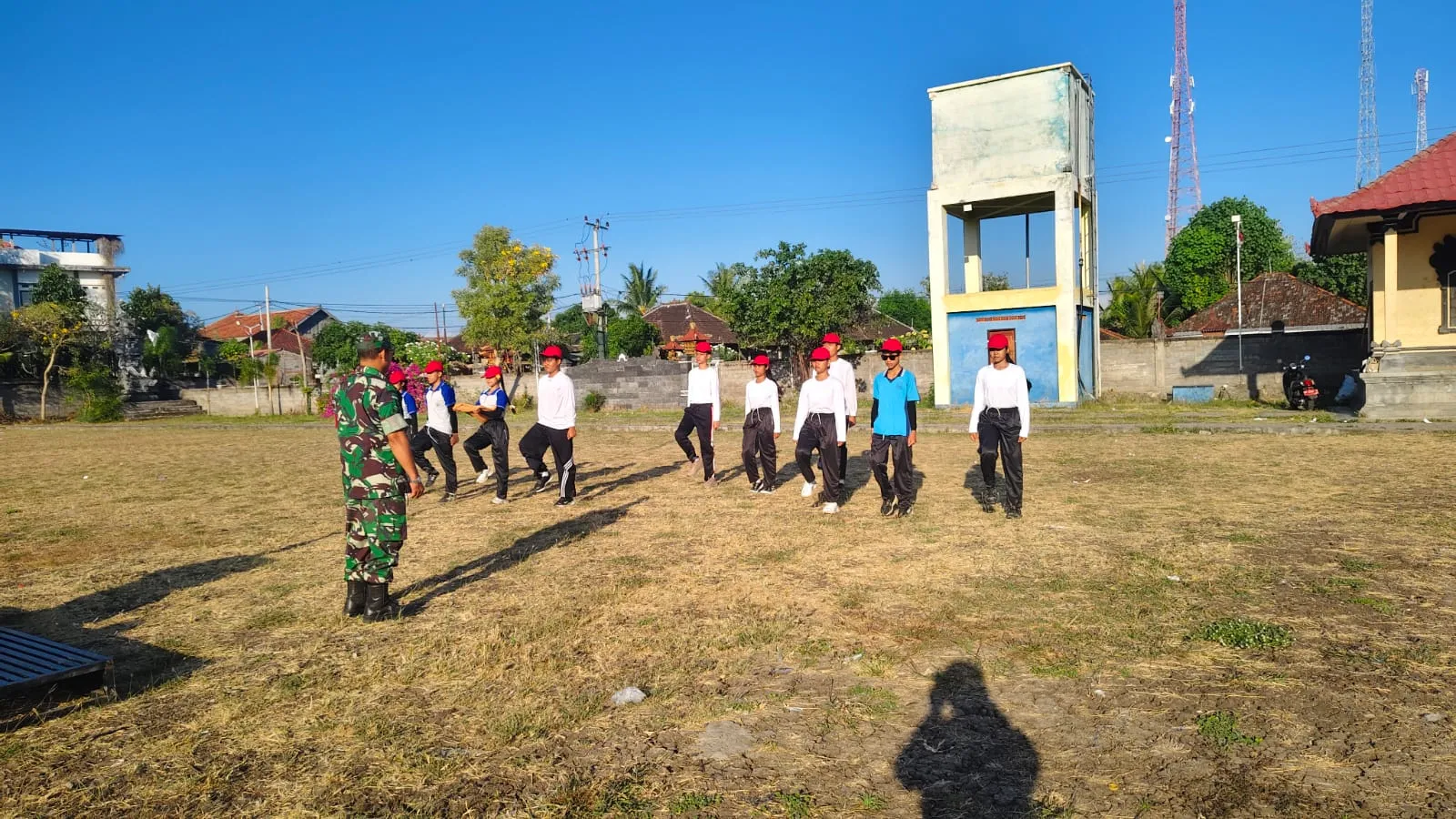 Sinergi TNI-Polri di Gerokgak: Babinsa Satriasa Latih Paskibra Desa Pejarakan di Lapangan Arsaya Grahita