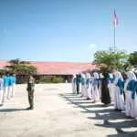 Persiapan HUT RI ke-81, Babinsa Gembleng Siswa SMAN 2 Woha dengan Latihan PBB