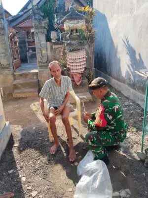 Babinsa Serda I Made Sukrawan Kawal Penyerahan Bantuan Community Island Kindness kepada Lansia