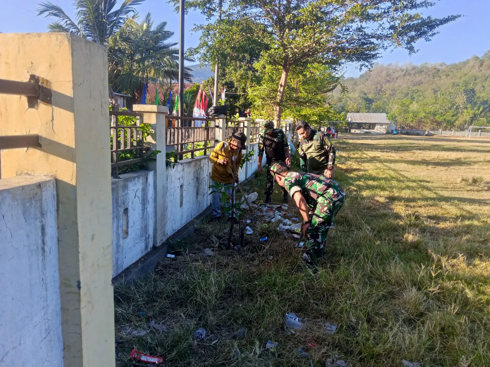 Semangat Kebersamaan Warnai Gotong Royong Persiapan HUT RI di Jereweh