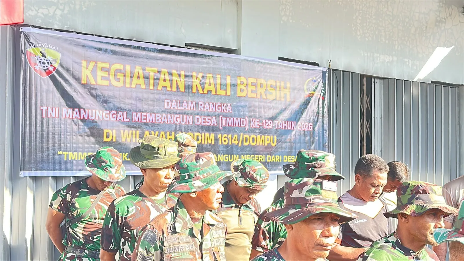 Satgas TMMD Ke-129 Kodim 1614/Dompu Bersama Polri dan Warga Bersihkan Sungai untuk Cegah Banjir
