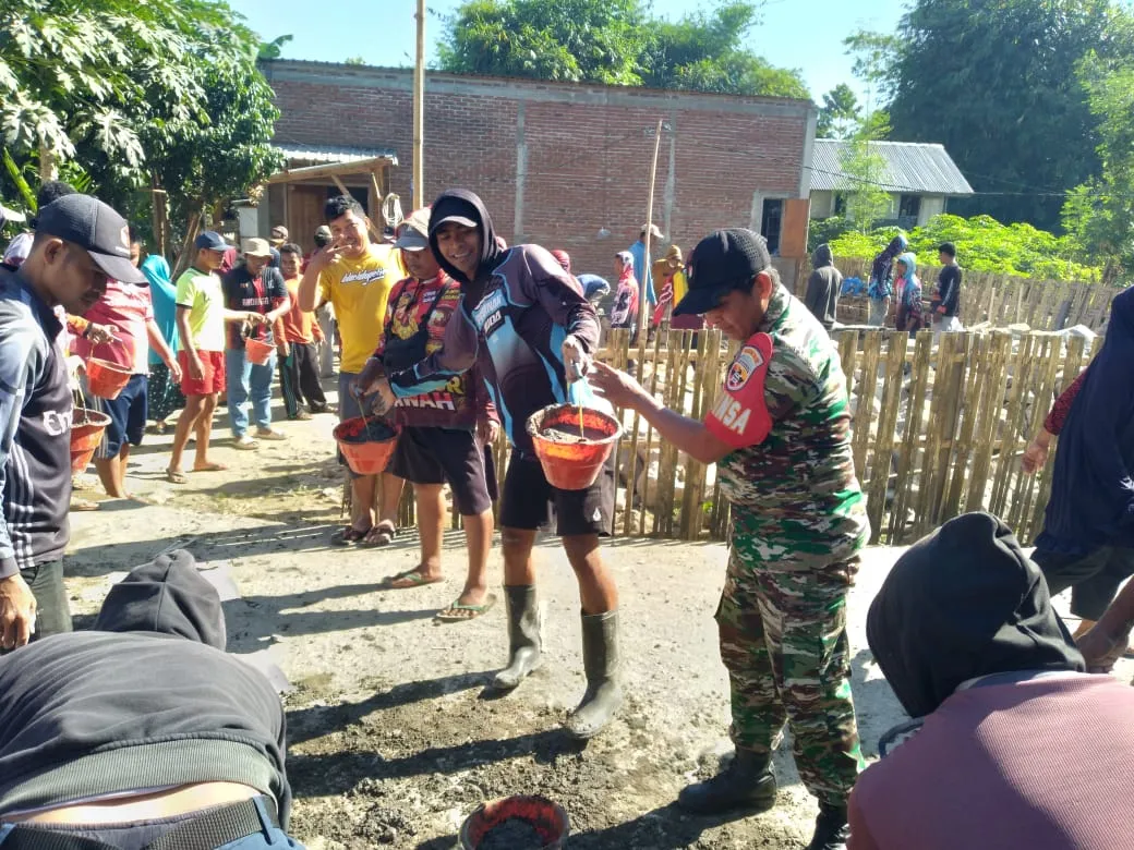 Babinsa Desaloka Dorong Semangat Kebersamaan Melalui Gotong Royong