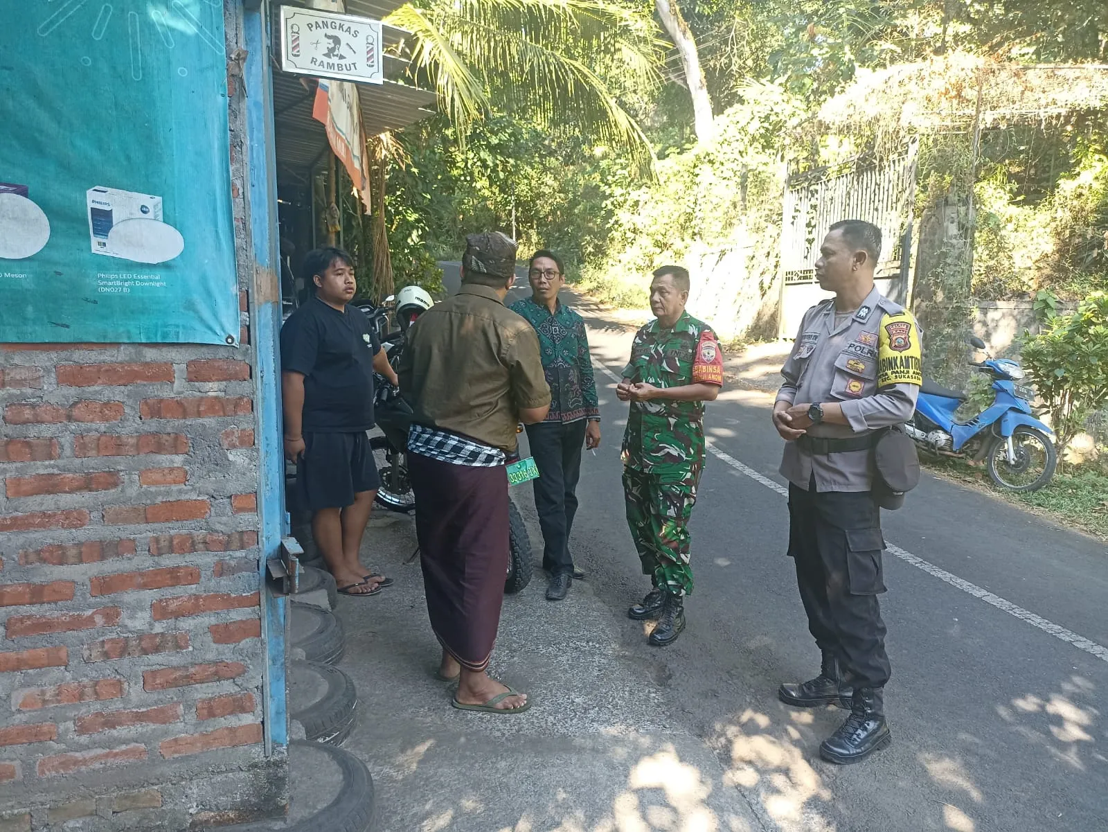 Respons Laporan Warga, Babinsa Bersama Aparat Desa Cek Kondisi Senderan di Abasan
