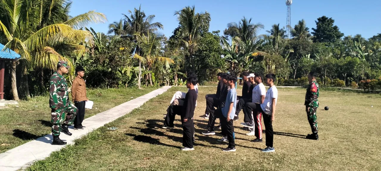 Babinsa Bekali Generasi Muda Disiplin Lewat Latihan PBB di Ponpes Bali Bina Insani