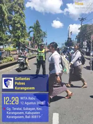 Anggota Lantas Polres Karangasem Laksanakan Penyebrangan Pelajar SMP N 2 Amlapura