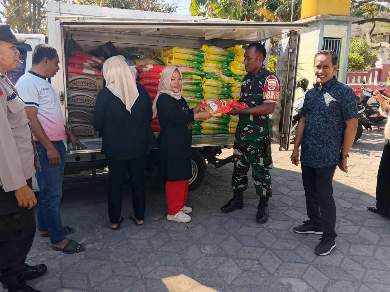 Harga Terjangkau, Warga Dara Antusias Sambut Gerakan Pangan Murah Bulog