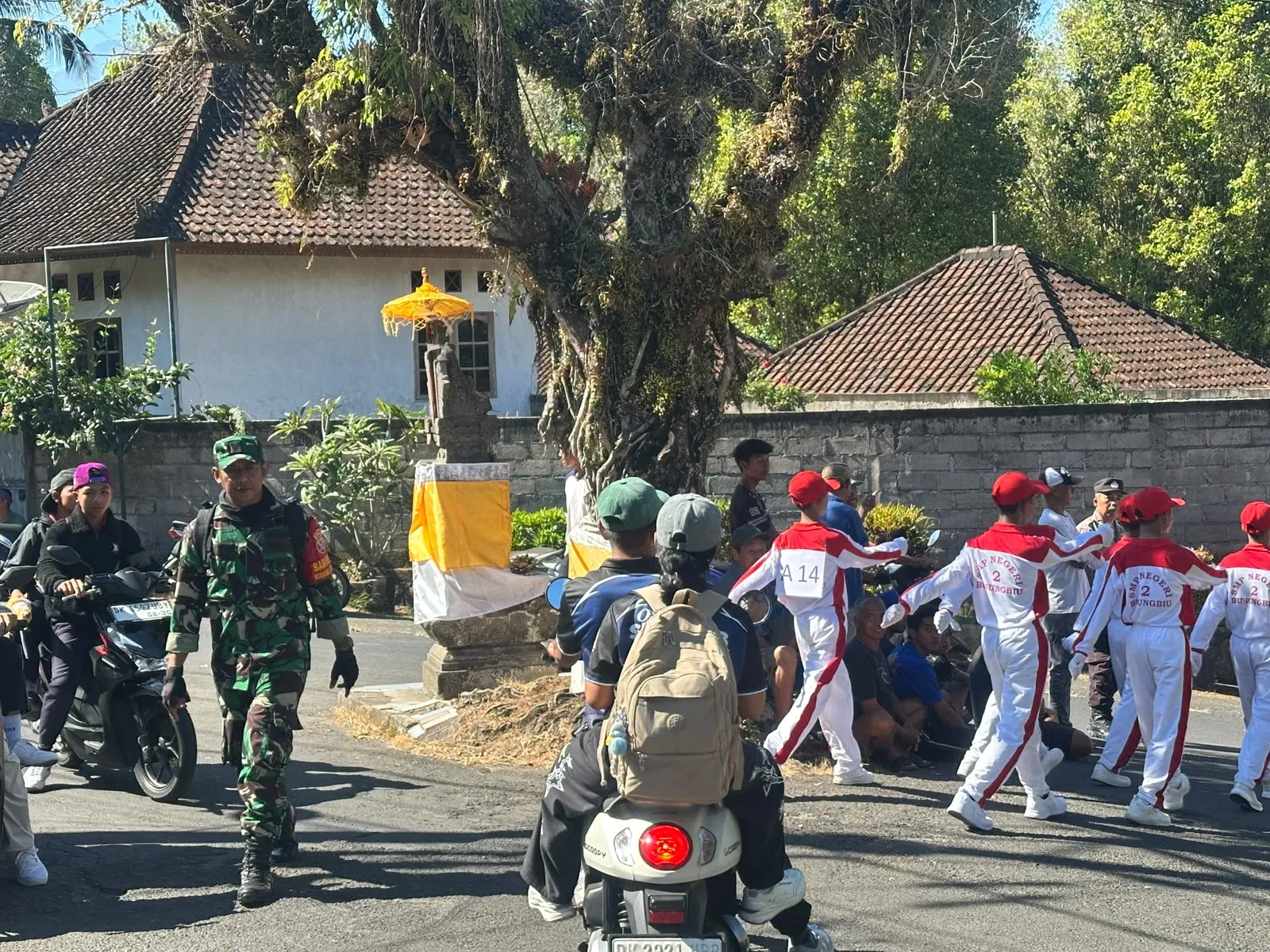 Ratusan Peserta Padati Gerak Jalan HUT RI Ke-81, Koramil 1609-07/Busungbiu Siagakan Pengamanan Jalur
