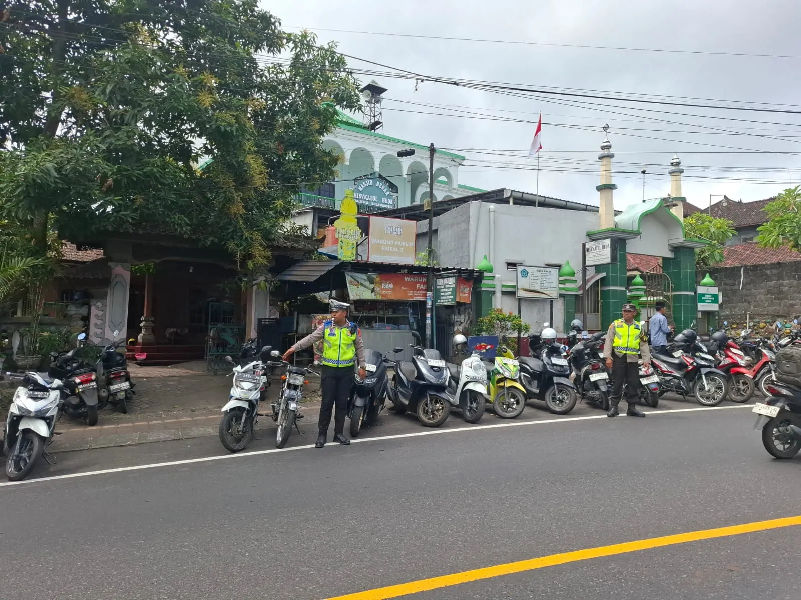 Pastikan Ibadah Berjalan Khidmat, Polsek Selemadeg Laksanakan Pengamanan Sholat Jumat