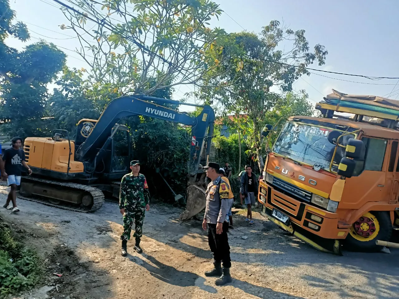 Gerak Cepat Babinsa dan Bhabinkamtibmas Amankan Evakuasi Truk di Samplangan