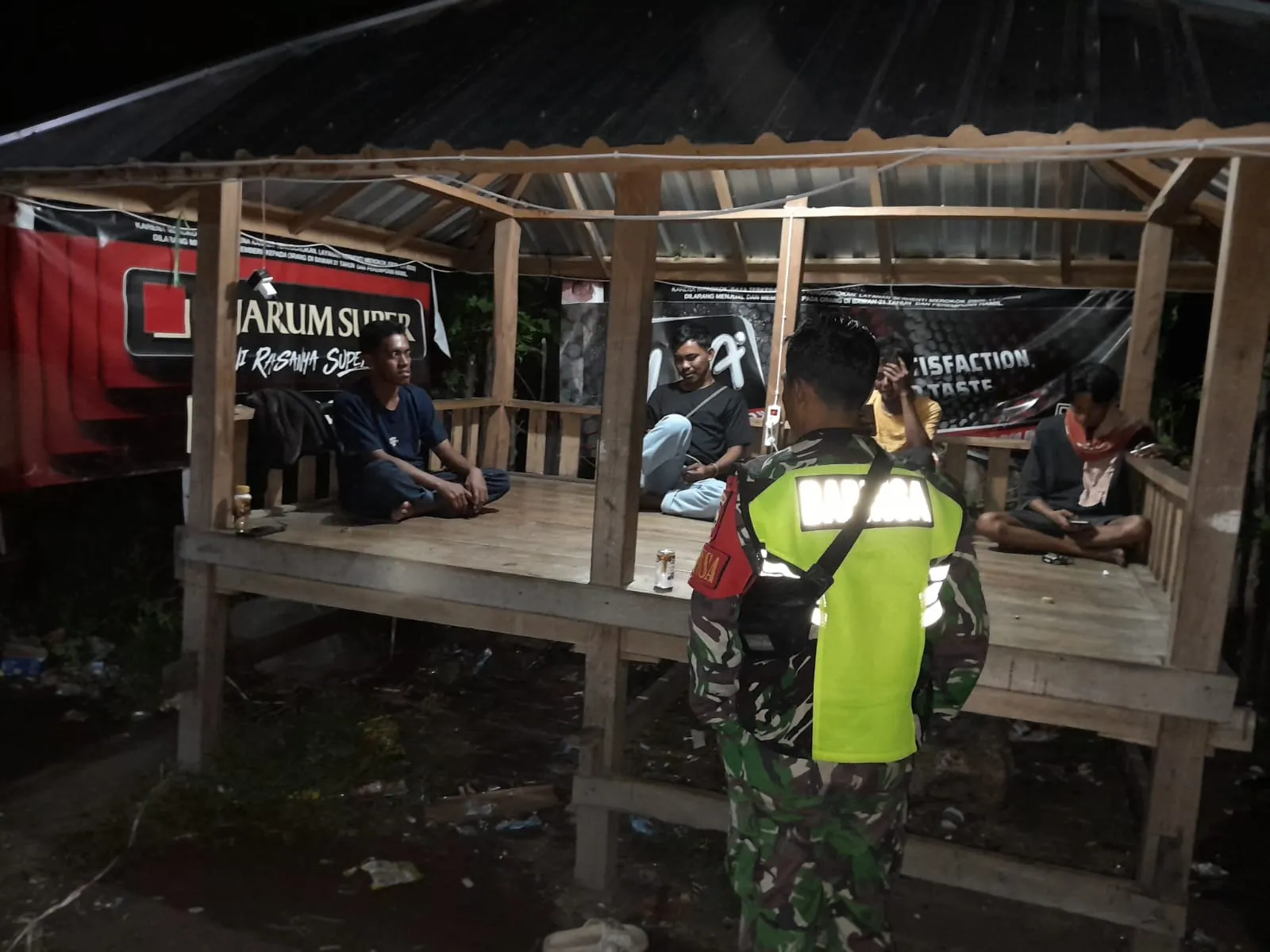 Ronda Malam Bersama Warga, Babinsa Donggo Ingatkan Pemuda Jauhi Miras dan Narkoba
