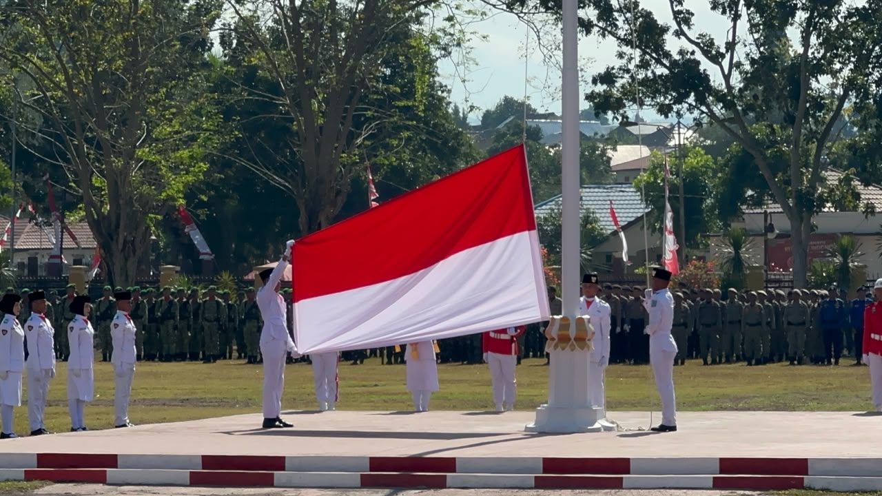 Semangat Kemerdekaan, Dandim Dompu dan Ketua Persit Hadiri Upacara Detik-Detik Proklamasi