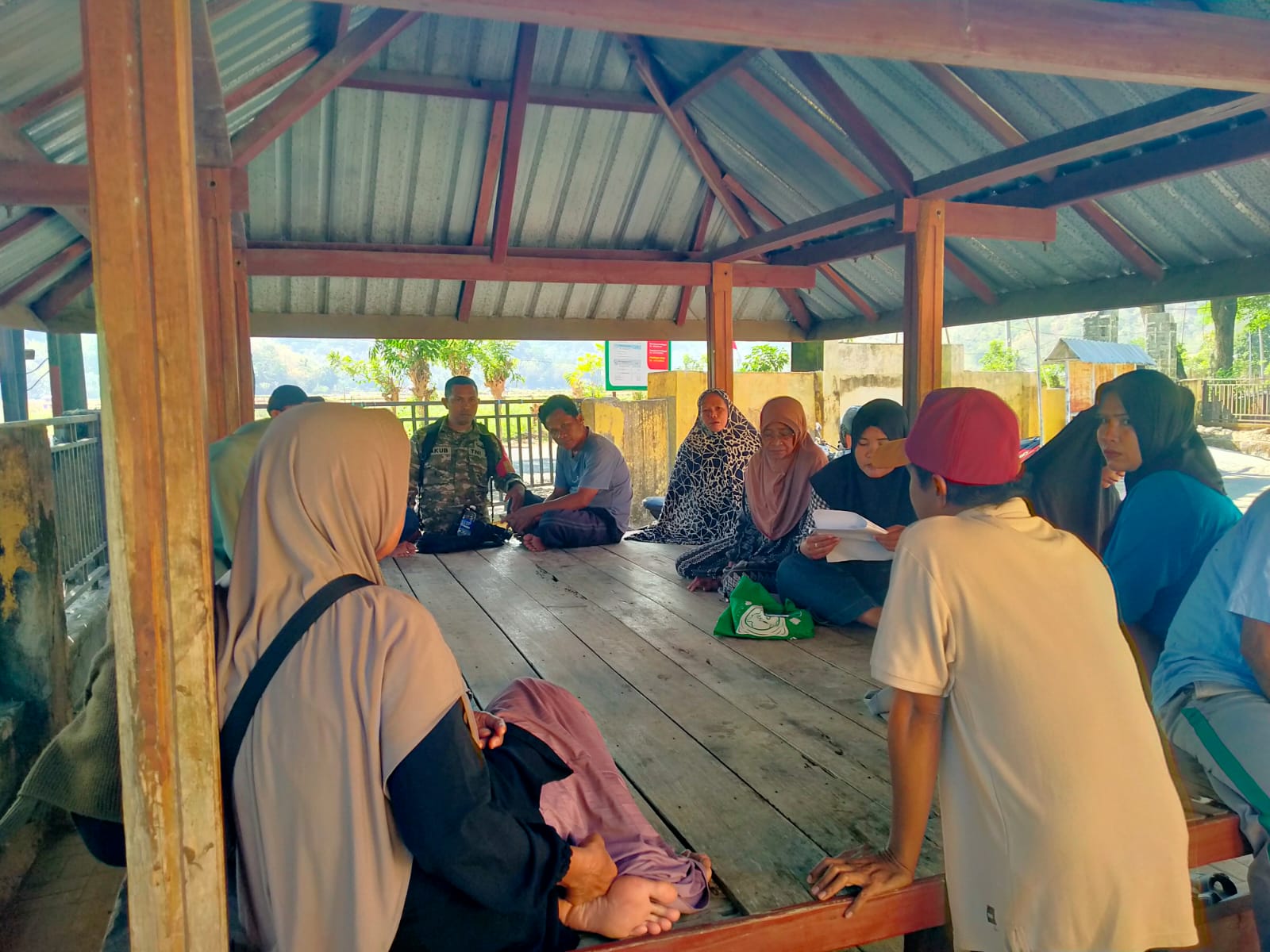 Babinsa Dasan Anyar Laksanakan Monitoring Wilayah dan Komsos Bersama Masyarakat  Jaga Kondusivitas Wilayah, Babinsa Dasan Anyar Aktif Laksanakan Monitoring dan Komsos  Perkuat Silaturahmi, Babinsa Dasan Anyar Gelar Komsos di Wilayah Binaan  Babinsa Dasan Anyar Pantau Situasi Wilayah Melalui Monitoring dan Komsos  Monitoring Wilayah dan Komsos, Babinsa Dasan Anyar Pastikan Situasi Tetap Aman dan Kondusif   Sumbawa Barat — Dalam rangka menjaga keamanan dan kondusivitas wilayah binaan, anggota Koramil 1628-05/Jereweh, Babinsa Desa Dasan Anyar Serda Yakub, melaksanakan kegiatan monitoring wilayah yang dilanjutkan dengan Komunikasi Sosial (Komsos) di Desa Dasan Anyar, Kecamatan Jereweh, Kabupaten Sumbawa Barat, Senin (17/8/2026).  Kegiatan monitoring dilakukan sebagai upaya untuk mengetahui perkembangan situasi serta kondisi masyarakat di wilayah binaan. Setelah melaksanakan pemantauan, Serda Yakub melanjutkan kegiatan dengan Komsos bersama masyarakat sebagai sarana mempererat silaturahmi dan membangun komunikasi yang baik.  Melalui kegiatan tersebut, Babinsa dapat menyerap berbagai informasi dan mengetahui perkembangan yang terjadi di tengah masyarakat. Selain itu, kehadiran Babinsa di wilayah binaan diharapkan dapat memberikan rasa aman sekaligus mendorong masyarakat untuk bersama-sama menjaga keamanan dan ketertiban lingkungan.  Kegiatan monitoring wilayah dan Komsos berlangsung dalam keadaan aman, tertib dan lancar, serta situasi Desa Dasan Anyar terpantau kondusif.  (Pendim 1628/KSB)