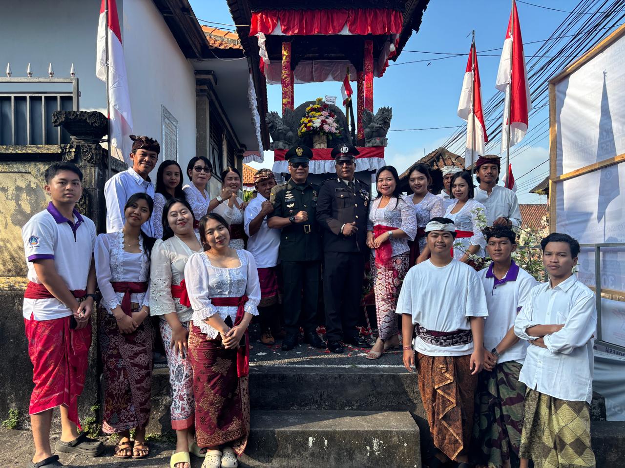 Tugu Perjuangan Jadi Saksi, Babinsa Tihingan Beri Penghormatan di Upacara Tabur Bunga
