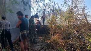 Turun Tangan, Babinsa Batununggul Bersinergi Padamkan Kebakaran Bangunan Bekas Watersport
