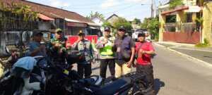 HUT RI ke -81, Warga Tiga Banjar di Kel. Dangri Semarakkan Kemerdekaan dengan Jalan Sehat; Bhabinkamtibmas Lakukan Pengamanan