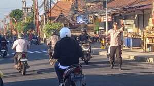 Antisipasi aktifitas Warga di Pagi Hari, Polsek Kota Polres Bangli Hadir Bantu Warga Lancarkan Arus Lalu Lintas