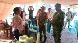 Dandrem 161/WS dan Dandim 1625/Ngada Salurkan Bantuan Sembako bagi Masyarakat Terdampak Gempa di RSUD Aeramo