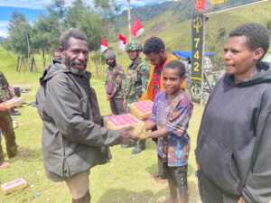 ​Satgas Yonif 742/SWY Koops TNI Habema Bersama Warga dan Anak – anak Wunabunggu Merajut Persaudaraan