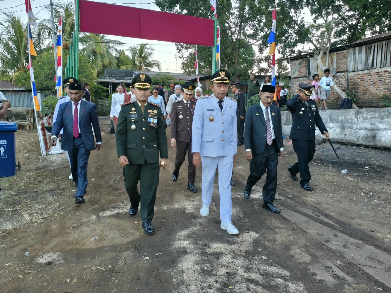 ‎Wakil Bupati Flotim Pimpin Upacara Penurunan Bendera HUT Ke-81 RI, Dandim Hadir Bersama Forkopimda