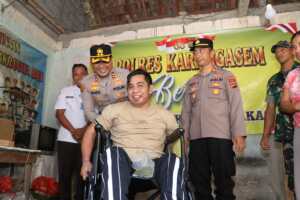 Bentuk Kepedulian Polri, Kapolres Karangasem Serahkan Bantuan Kursi Roda kepada Warga Disabilitas