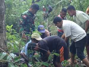 Gotong Royong Bersama Warga, Babinsa Pastikan Saluran Air Bersih Kembali Lancar