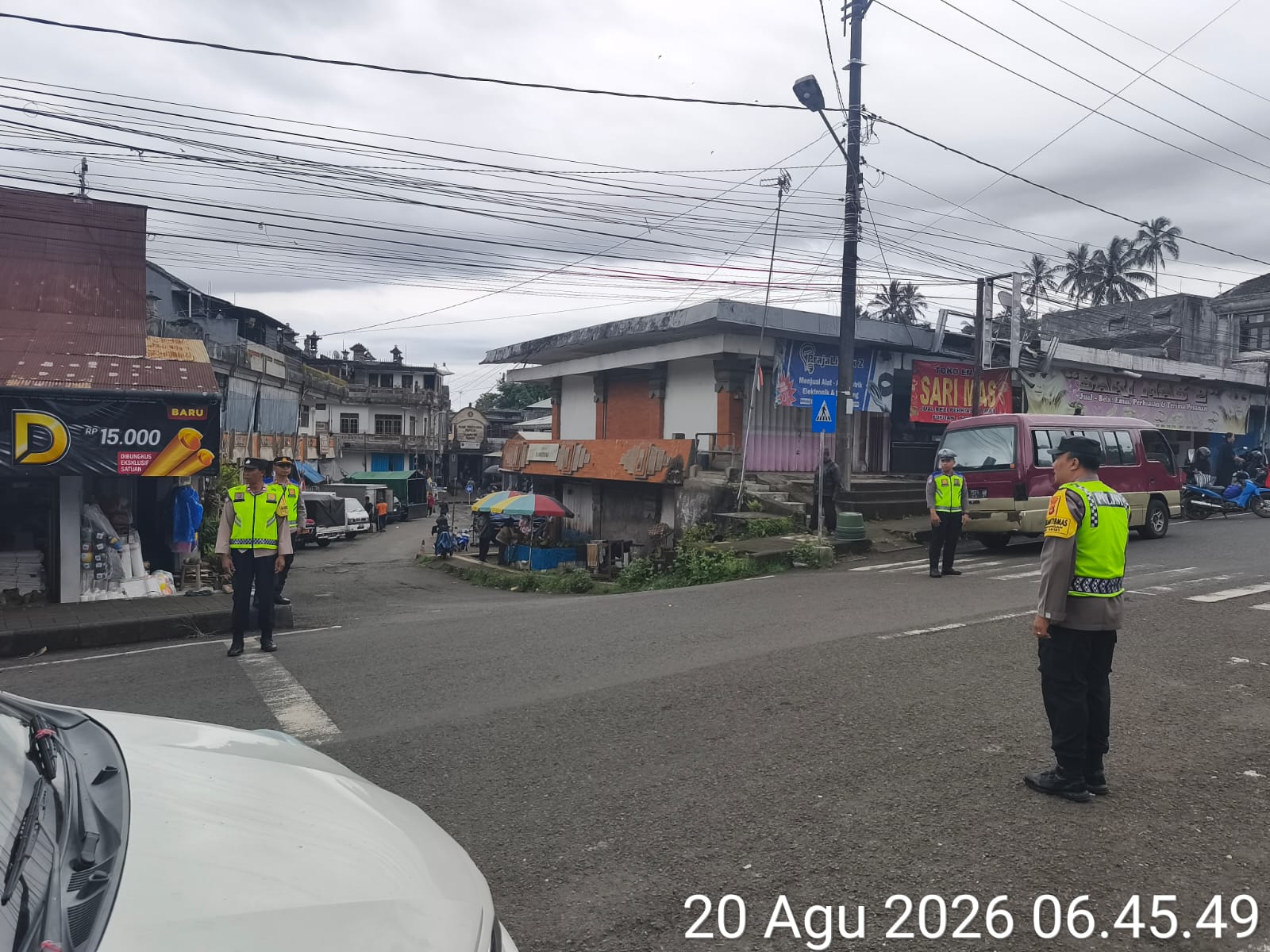 Hadir di Tengah Aktivitas Warga, Polsek Pupuan Sigap Jaga Kelancaran Lalu Lintas di Pasar Pupuan