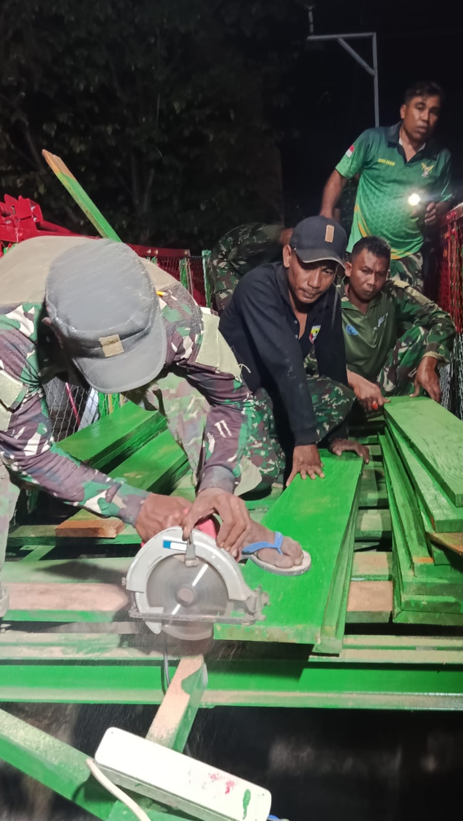 Genjot Akses Utama Paruga, Personel TNI dan Warga Lembur Pasang Papan Jembatan Garuda