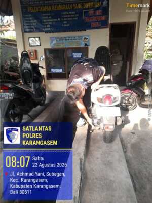 Pelayanan Gosok Mesin di Laksanakan Petugas Sat Lantas di SAMSAT Karangasem