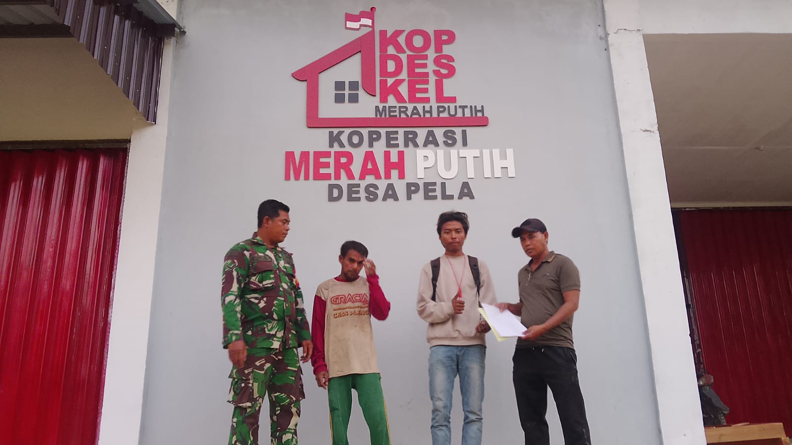 PT Agrinas Pangan Nusantara Serahkan Dua Motor Tiga Roda kepada KDKMP Desa Pela