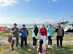 Dampingi Aksi Tanam Pohon HUT RI Ke 81, Babinsa Kampung Kusamba Perkuat Semangat Kebersamaan Menjaga Kelestarian Lingkungan